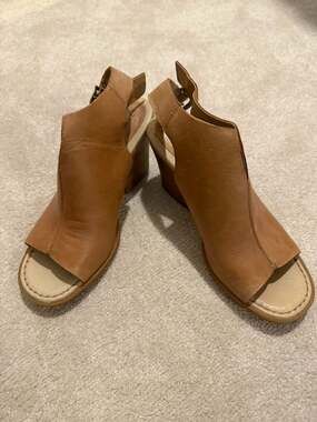 Børn Kerri Tan Leather Peep Toe Block Heel Slingback Sandals Size 8M